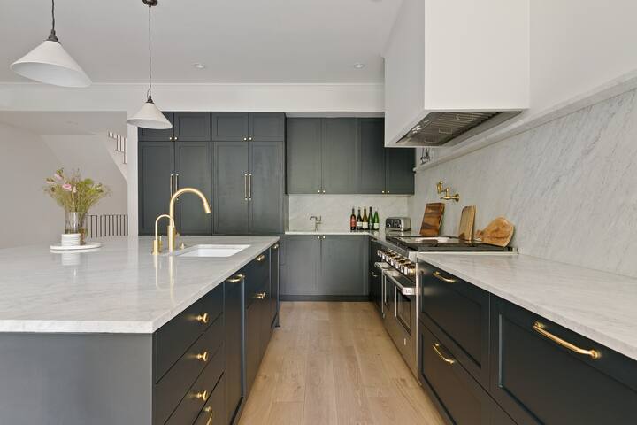 Beautiful 3 bed newly renovated with roof terrace gallery image 2