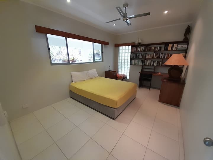 Chumba cha kulala 2 karibu na chumba cha kulala cha Master kilicho na AC na feni. Furahia uteuzi wa riwaya za kusoma kutoka