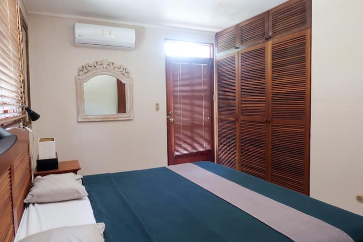 Chumba kikubwa cha kulala na kabati la nguo