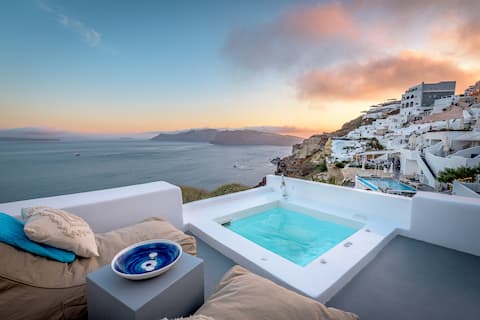 Amazing View Villa Oia with Jacuzzi in Caldera