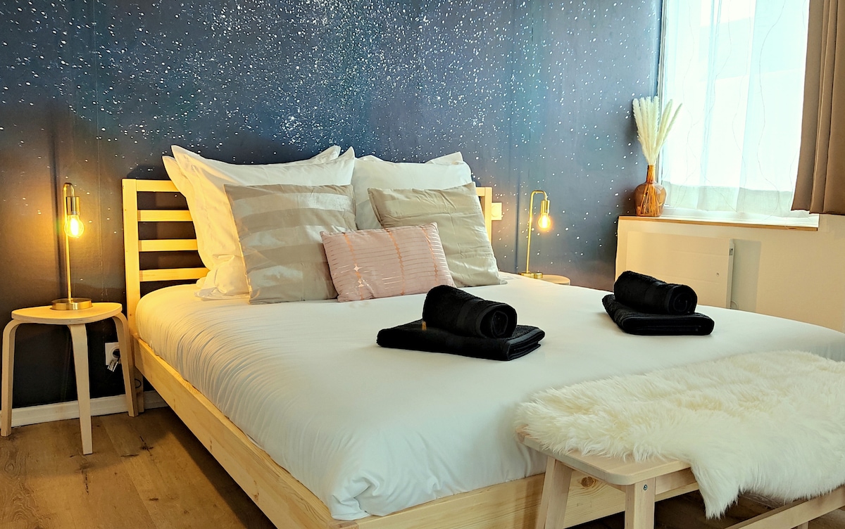 Спална соба, кревет 160 x 200 см, квалитетен душек 