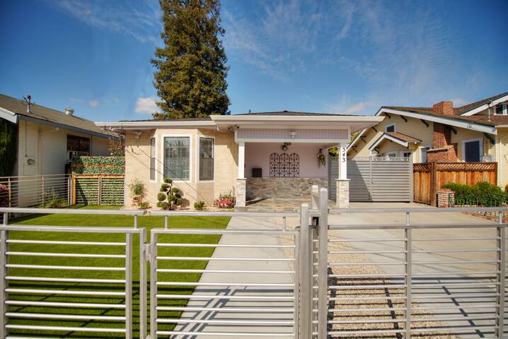 Fancy 5bd/3bath house in Center of Silicon Valley gallery image 2