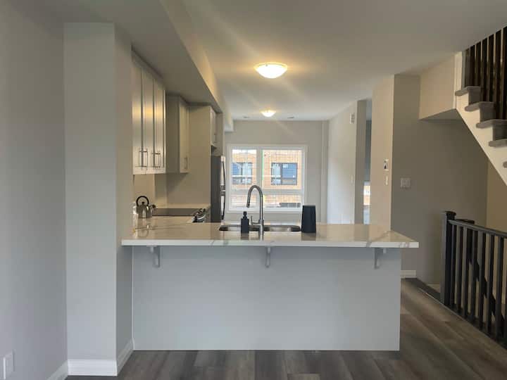 Cheerful 3 Bedroom Townhouse With Free Parking - Brantford, ON