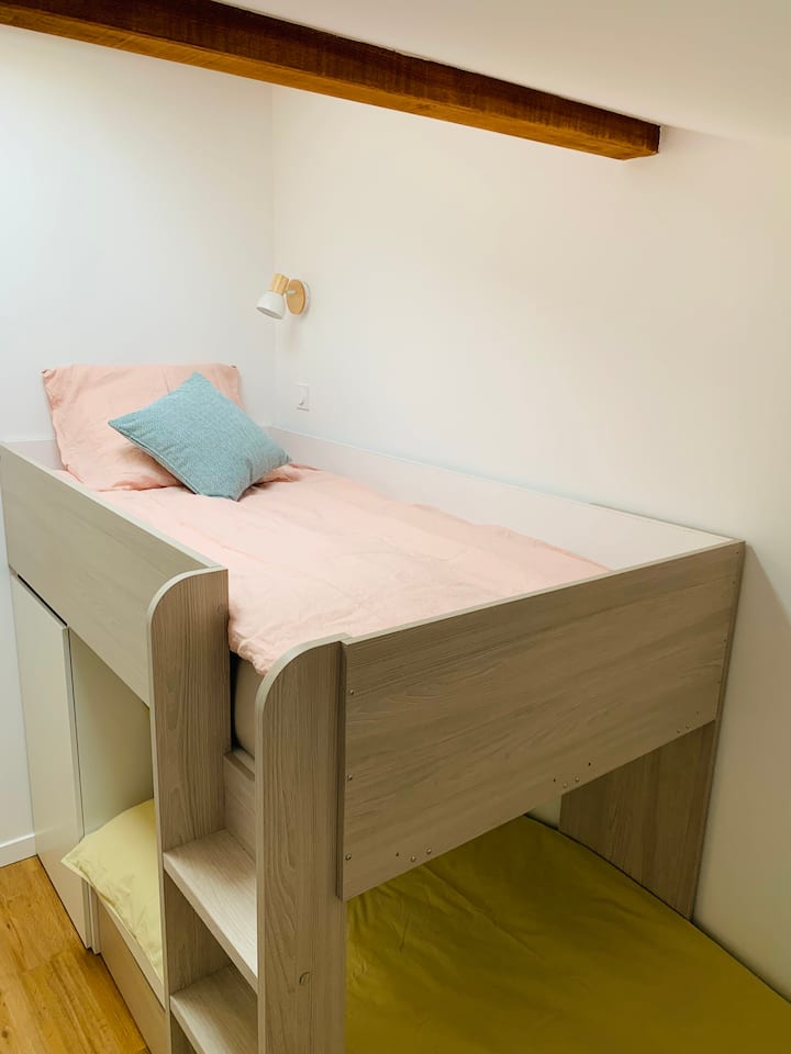 غرفة نوم بها أسرّة في الطابق العلوي. مثالي للبالغين أيضًا. Velux in room.