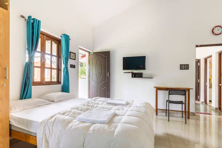 Facilitated with aesthetically pleasing decor, the rooms offer basic and modern amenities to give you a home-like experience.