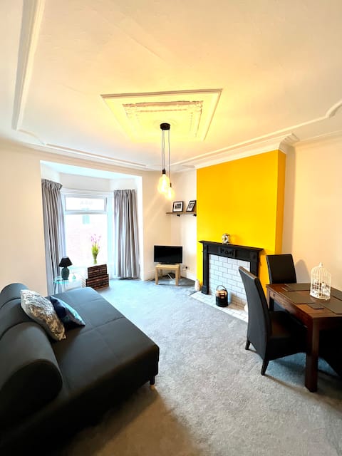 Beautiful, cozy, dog friendly Flat by the Waves