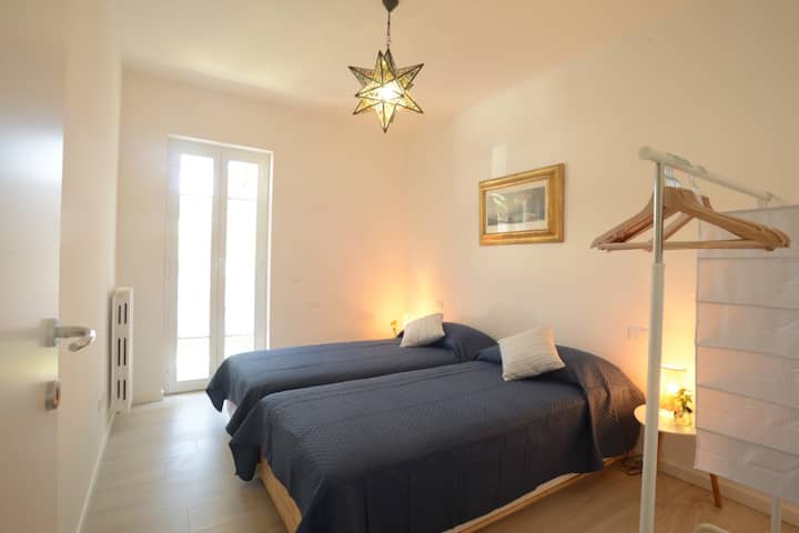 Chumba cha kulala cha pili na vitanda viwili vya mtu mmoja.
Kwa ombi inaweza kuwa kitanda cha watu wawili (ukubwa wa kawaida). 