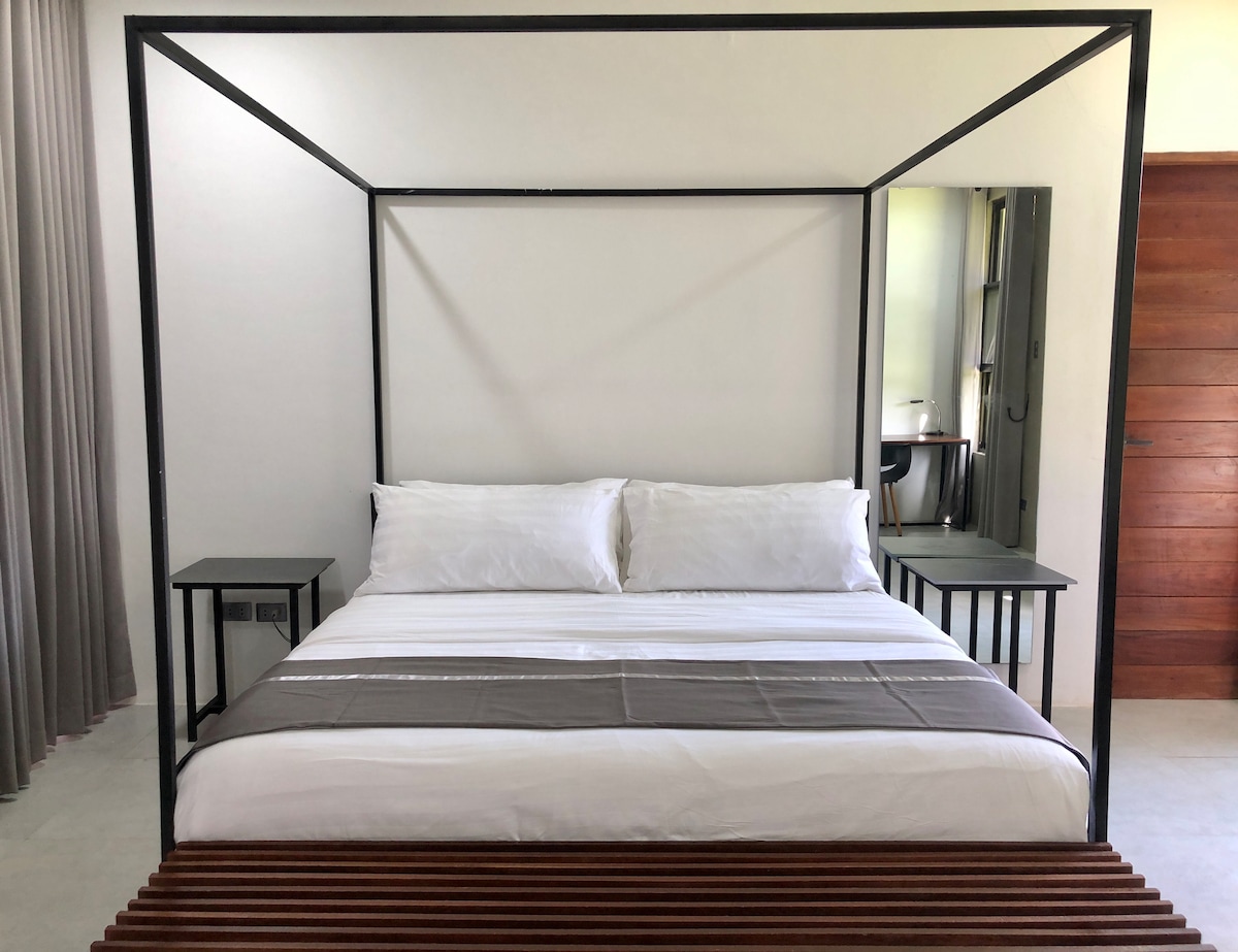 El primer dormitorio cuenta con una cama tamaño king, escritorio y baño privado con artículos de aseo básicos.