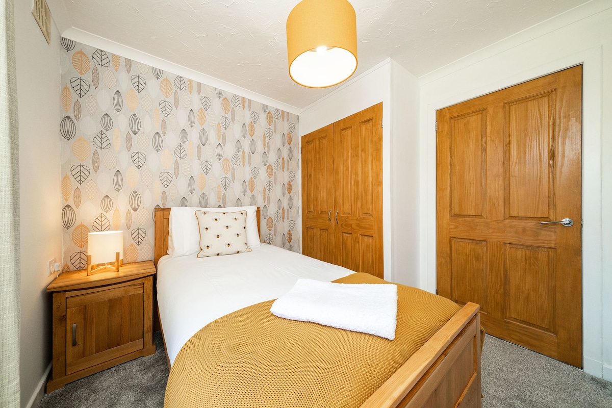 Habitación individual con armarios empotrados.