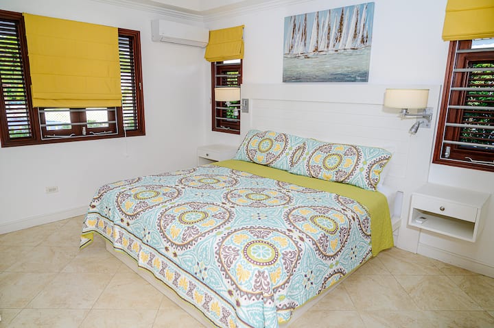 La deuxième chambre avec salle de bain adjacente dispose d'un grand lit King Size, de la climatisation, d'un ventilateur et d'un grand espace de placard.
