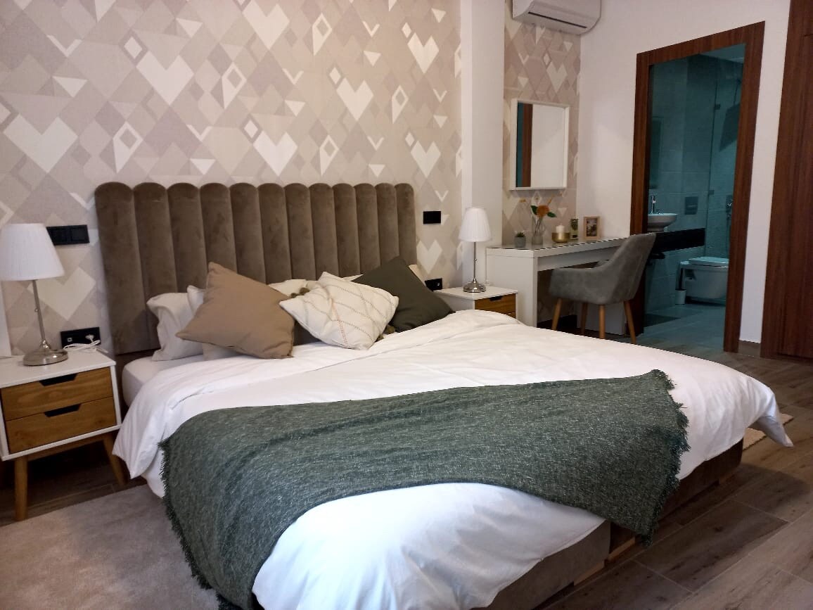 ในห้องนอนใหญ่มีเตียงขนาดคิงไซส์ที่มีขนาดราชวงศ์ (180 x 200 ซม.) ทุกคืนคุณจะรู้สึกมีความสุขจริงๆเมื่อคุณนอนลง