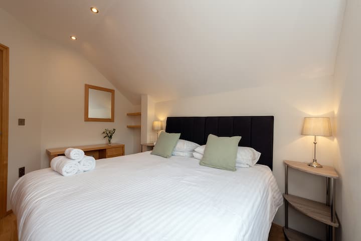 Spavaća soba 4 ima bračni krevet (širine 180 - 200 cm) i na prvom je katu