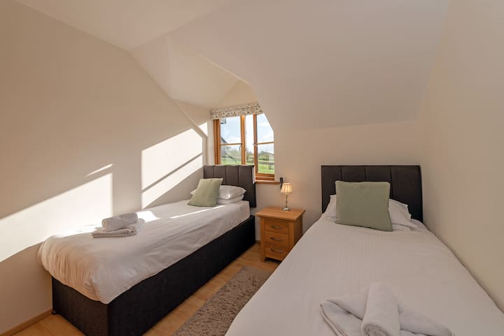 2. spavaća soba ima bračne krevete i nalazi se na prvom katu