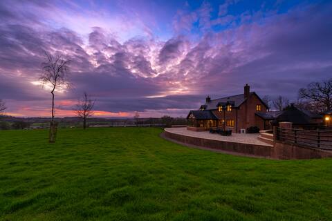 Wayside Luxury House  Indoor heated Pool & Hot Tub