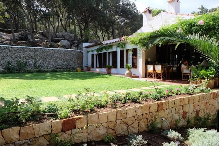Villa con jardín, piscina y bosque privado