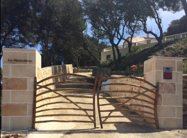 Villa con jardín, piscina y bosque privado gallery image 2