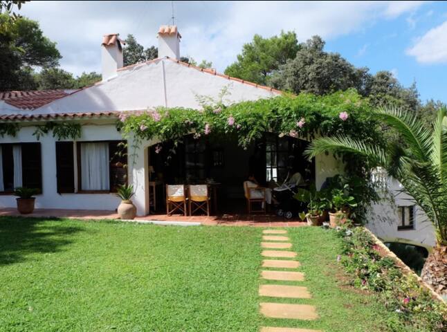 Villa con jardín, piscina y bosque privado gallery image 5