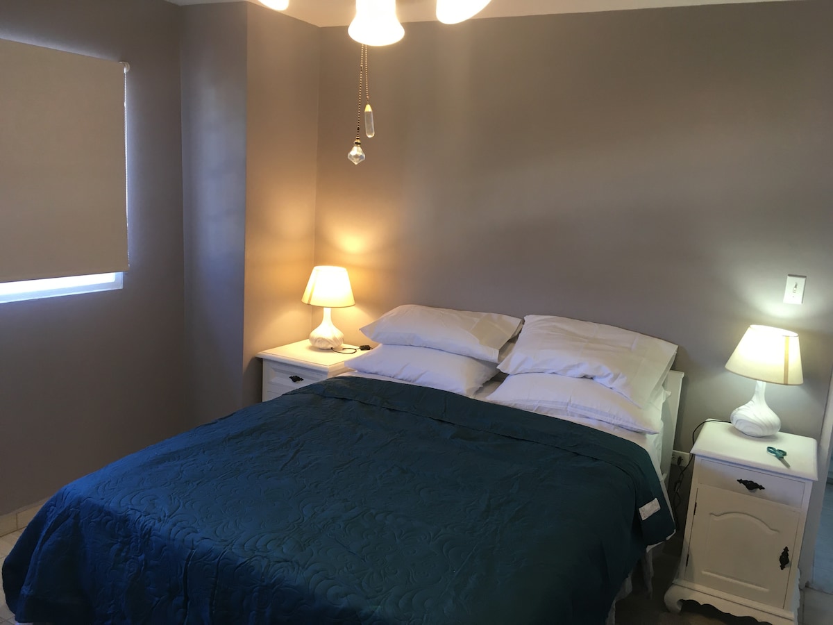 غرفة نوم بحجم كوين مع مكيف هواء وخزانة كاملة الحجم وتلفزيون كابل ومكتب عمل أو طاولة زينة وواي فاي. 