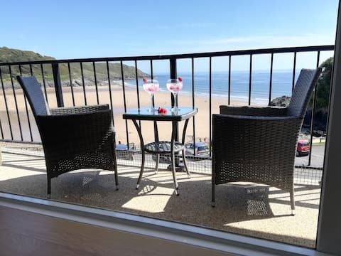 Stunning Beach Apartment - Uninterrupted Sea Views