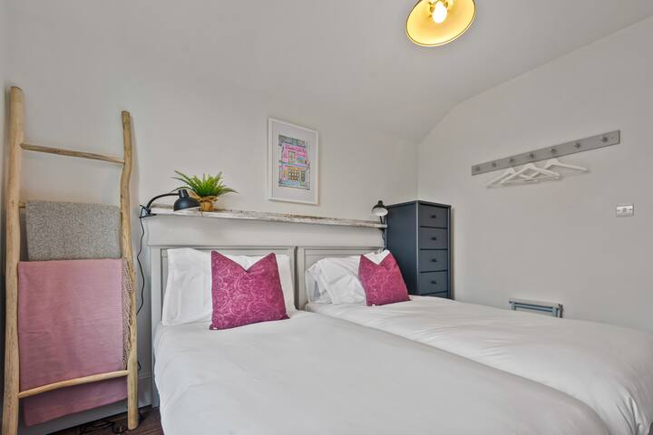 غرفة نوم 3 بسريرين توأمين