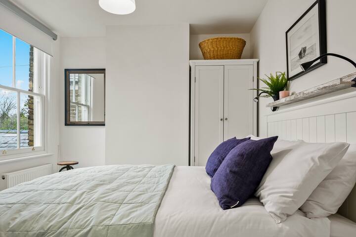 غرفة نوم 2 بسرير بمقاس كبير