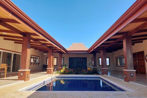 Heavenly Casa Parvat Vistas!
Luxury Villa Atenas!