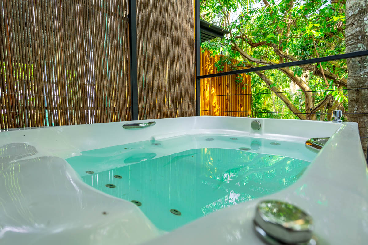 Hot Tub at Casa Natu Ilhabela Studio Feiticeira with Jacuzzi in Ilhabela