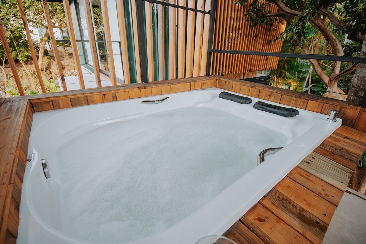 Hot Tub at Casa Natu Ilhabela Studio Feiticeira with Jacuzzi in Ilhabela
