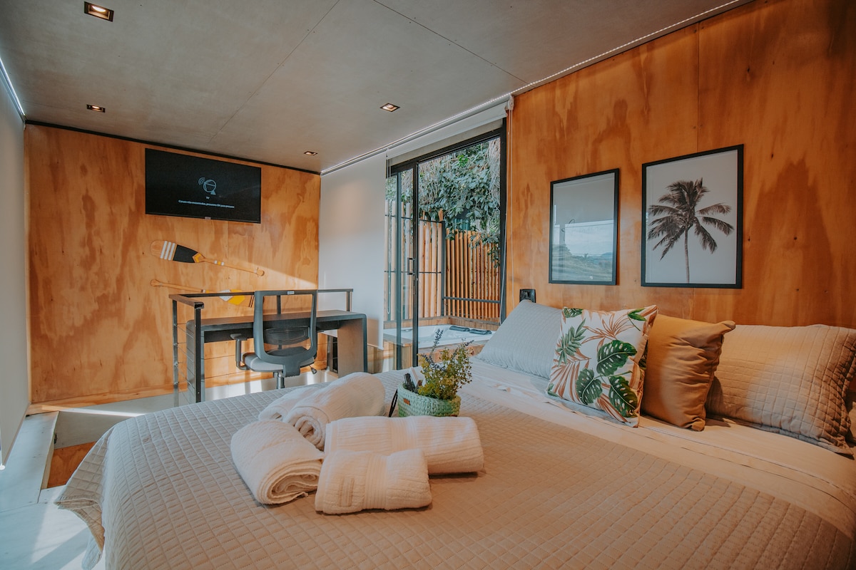 Room with Table for Home-Oestival at Casa Natu Ilhabela Studio Feiticeira with Jacuzzi in Ilhabela