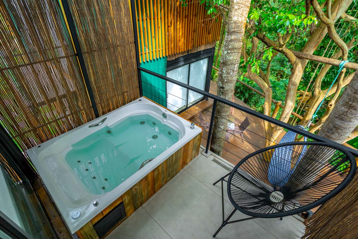 Hot Tub at Casa Natu Ilhabela Studio Feiticeira with Jacuzzi in Ilhabela