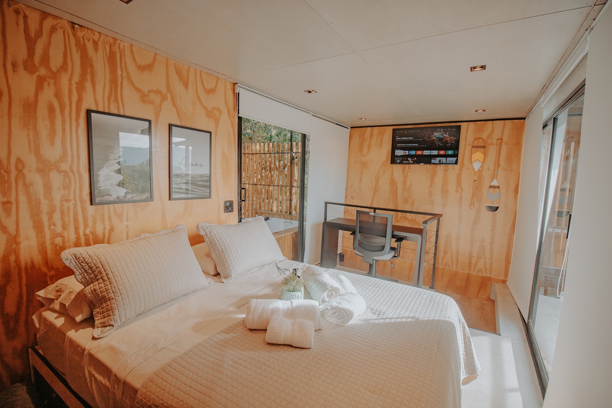 Room with a table for Home-Oestival. at Casa Natu Ilhabela Studio Portinho with Jacuzzi in Ilhabela