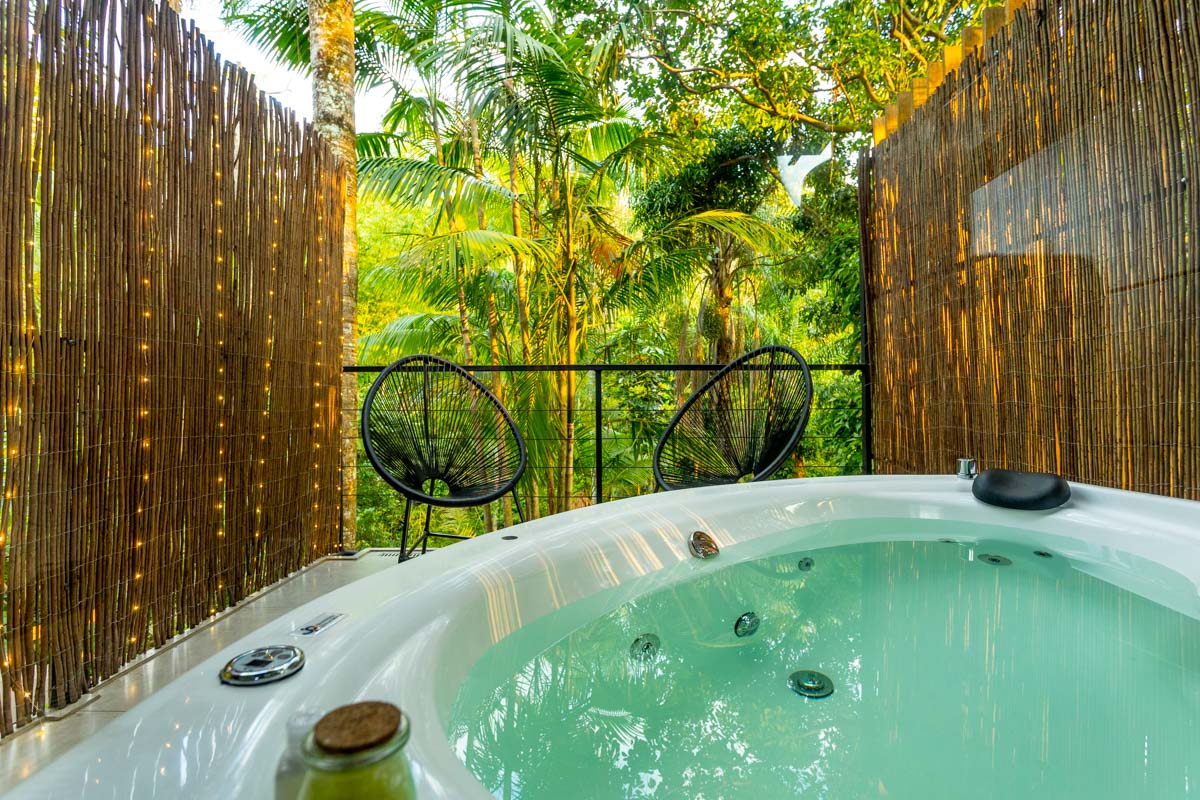 Jacuzzi overlooking the forest at Casa Natu Ilhabela Studio Portinho with Jacuzzi in Ilhabela