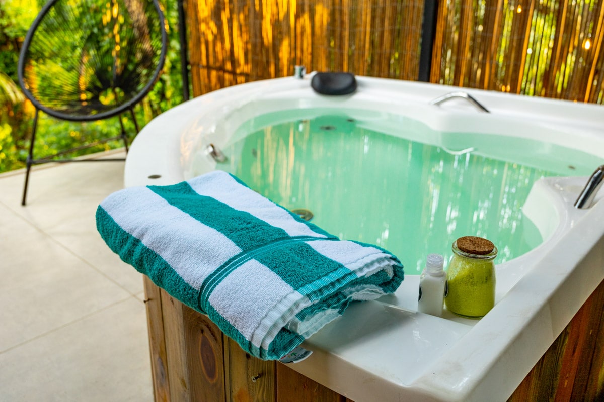Hot tub with bath salt at Casa Natu Ilhabela Studio Portinho with Jacuzzi in Ilhabela