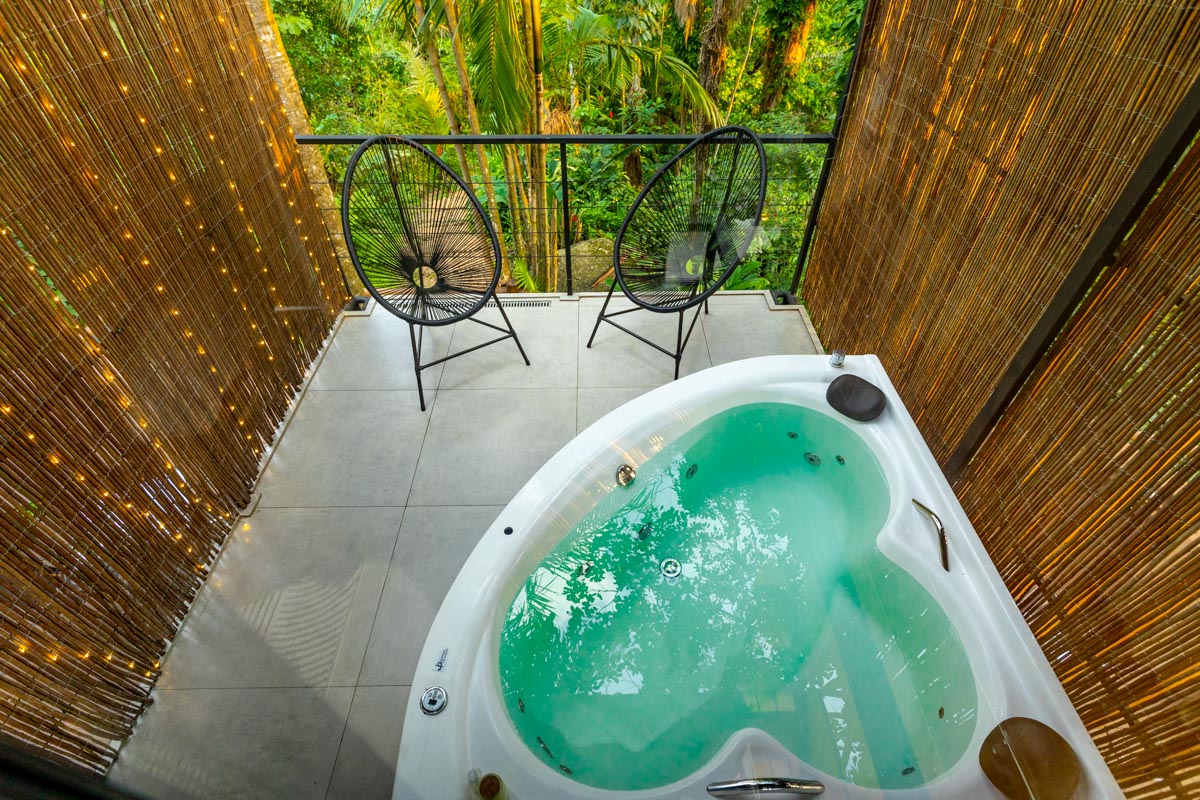 Balcony with Jacuzzi at Casa Natu Ilhabela Studio Portinho with Jacuzzi in Ilhabela