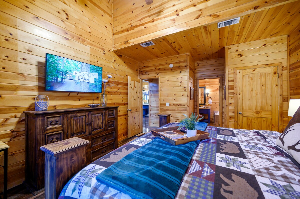 ห้องนอนใหญ่พร้อมเตียงคิงไซส์นอกห้องนั่งเล่น