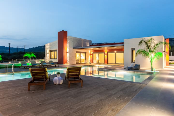 βίλα Αόρι Πολυτελές βίλα με πισίνα και κελάρι