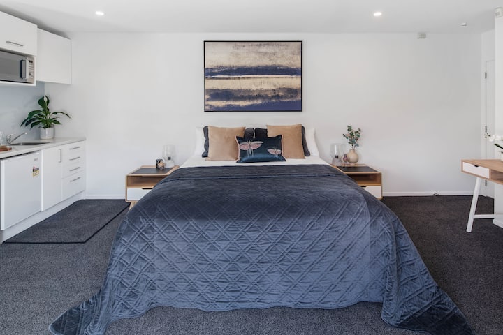 一张超级加大双人床，可转换成两张单人床（应要求提供）