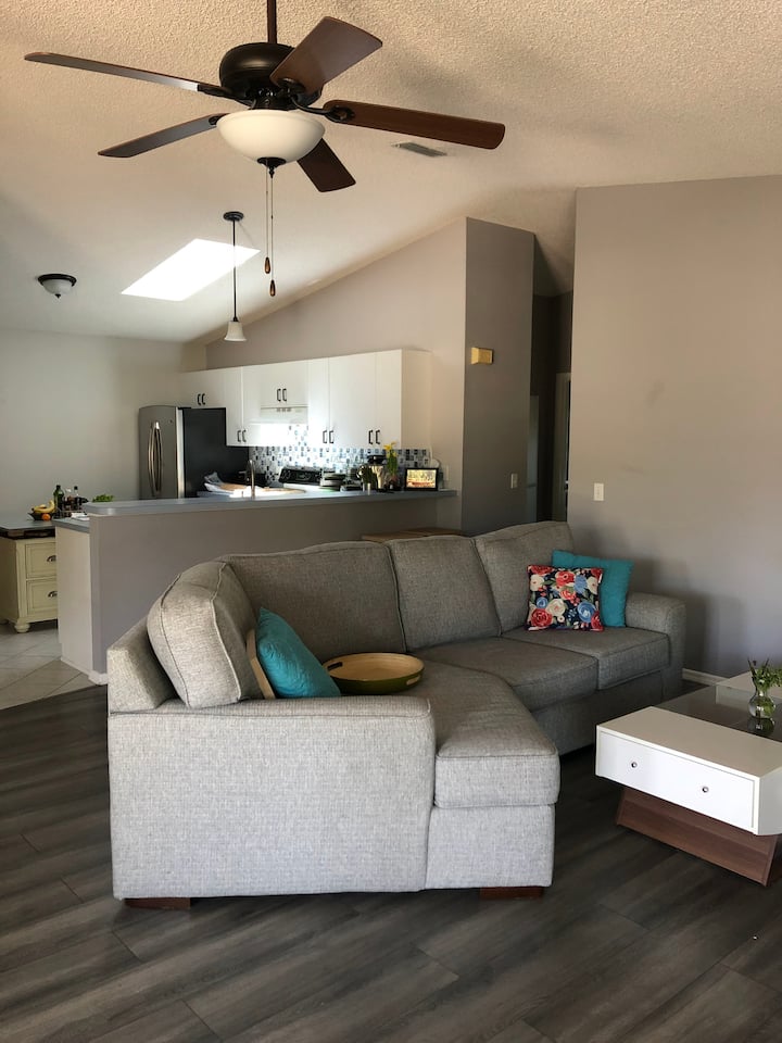 ¡El sofá Ashton "cuddler" es un lugar perfecto para relajarse y recuperarse después de un día ajetreado en la piscina, en los enlaces y en las canchas!