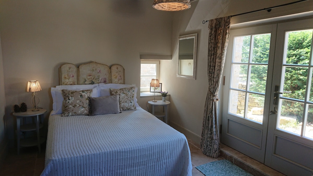 spavaća soba s bračnim krevetom u prizemlju