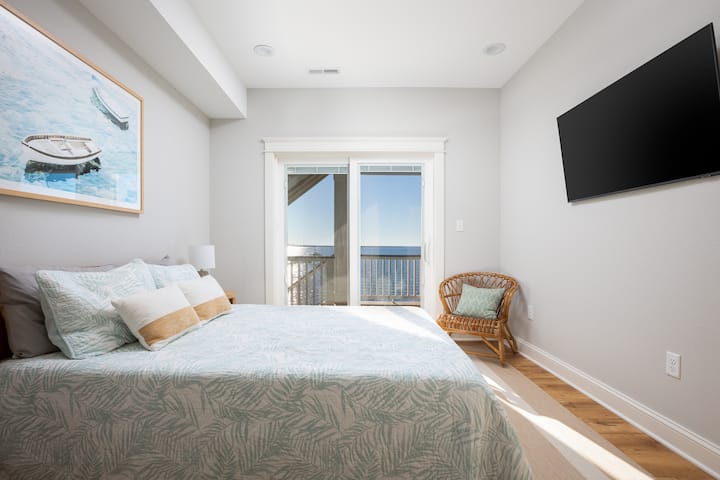 ห้องนอนชั้น 2 พร้อมเตียงขนาดควีนไซส์และดาดฟ้า