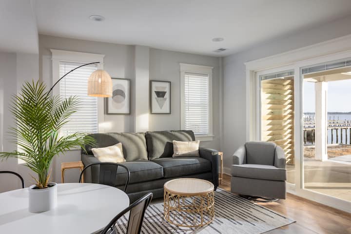 ห้องเล่นเกมและเลานจ์ที่มีลานบ้านและบริเวณสระว่ายน้ำ 