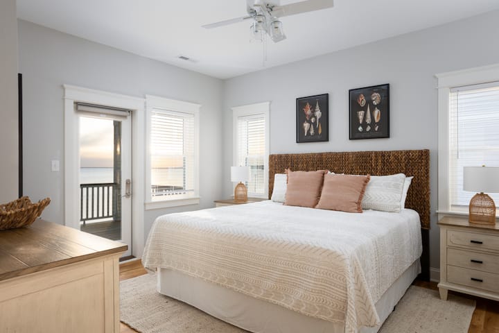 จากนั้นเป็นห้องนอนคิงไซส์ (ชั้น 2)