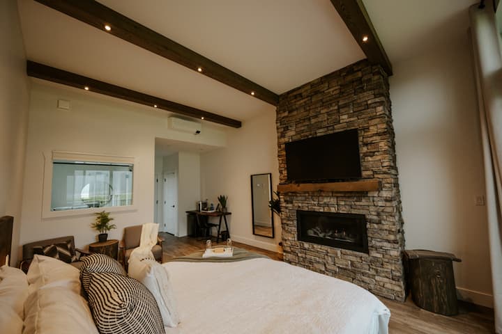 Posedenie, kancelárske priestory, kávovar, televízor, pohodlná posteľ, súkromná vírivka, ... potrebujeme povedať viac! 