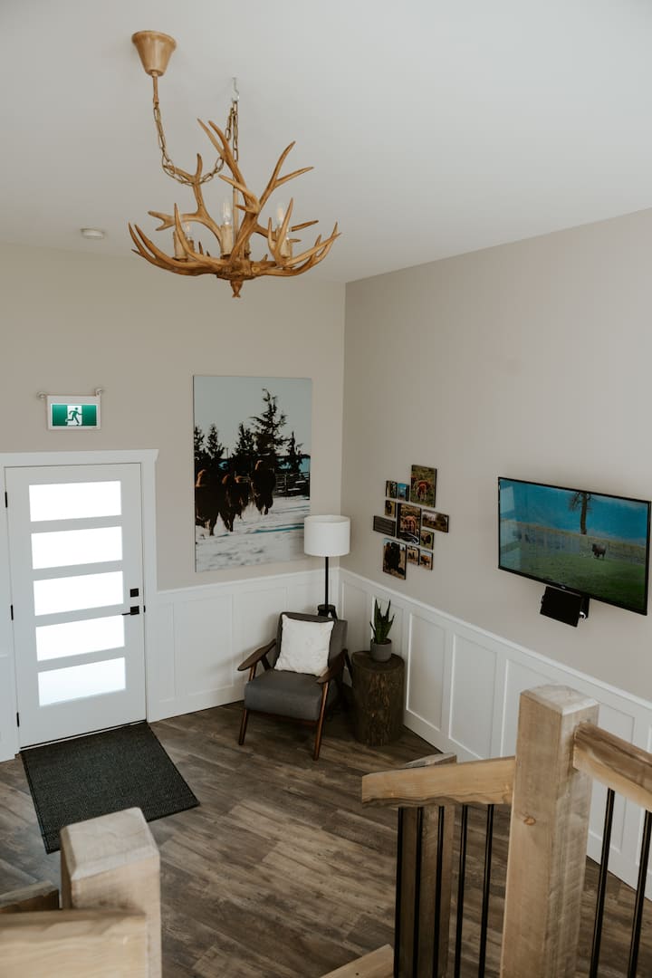 The Bison Suite - Private Hot Tub + Deck - Harrison Hot Springs