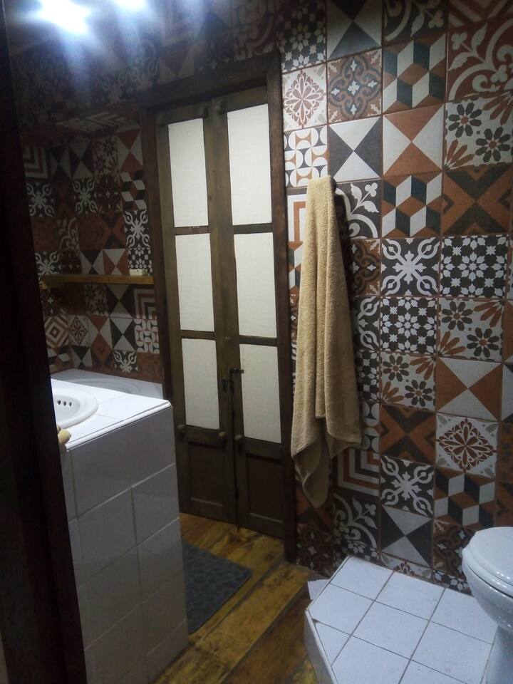 Bafu la pamoja lenye chumba kikuu cha kulala na chumba cha kulala 2