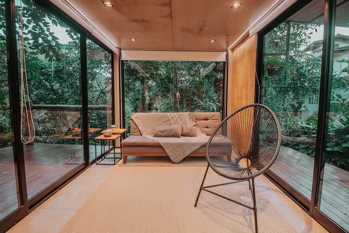 Მყუდრო შეზლონგი მყუდრო ტახტით