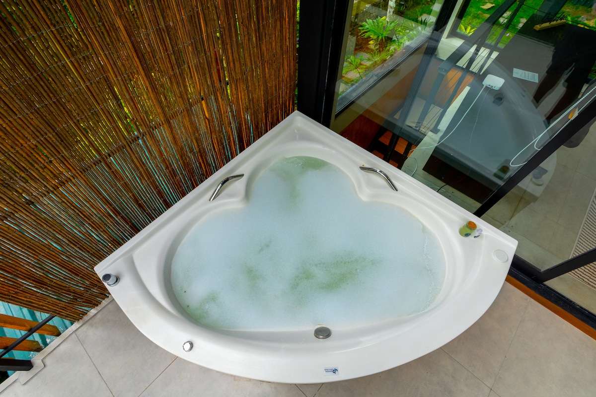 Jacuzzi. at Casa Natu Ilhabela Bonete Studio with Jacuzzi in Ilhabela