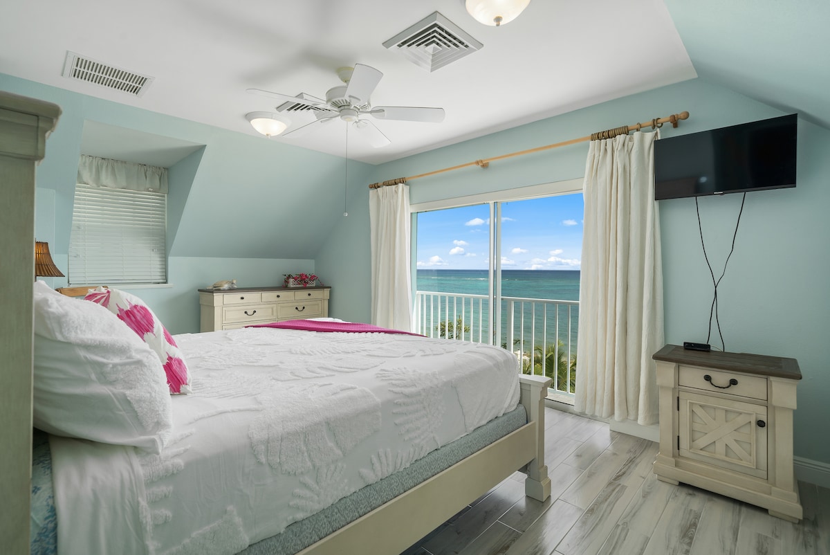 נופים דינמיים יותר מחדר השינה הראשי עם מיטת קינג סייז, טלוויזיה חכמה וחדר רחצה צמוד פרטי.  