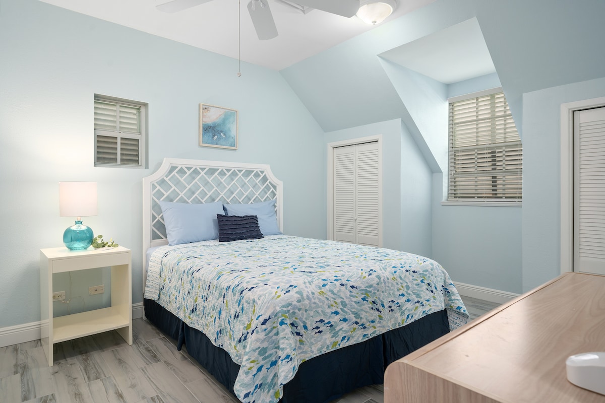 בקומה השנייה תמצאו סוויטת אורחים נוספת עם אמבטיה מלאה צמודה.  חדר השינה הזה מציע שפע של מקום בארון ומיטה קווין סייז.    