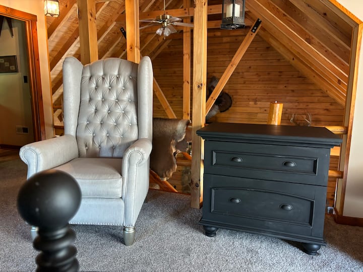 Glavna spavaća soba s bračnim krevetom u loftu. Prostor za sjedenje. Ulaz u ormar, stropni ventilatori. 